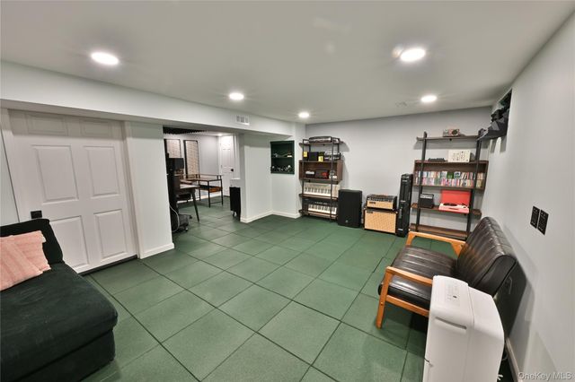 28 Dartmouth Drive, Smithtown, NY 11787