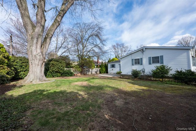 28 Dartmouth Drive, Smithtown, NY 11787