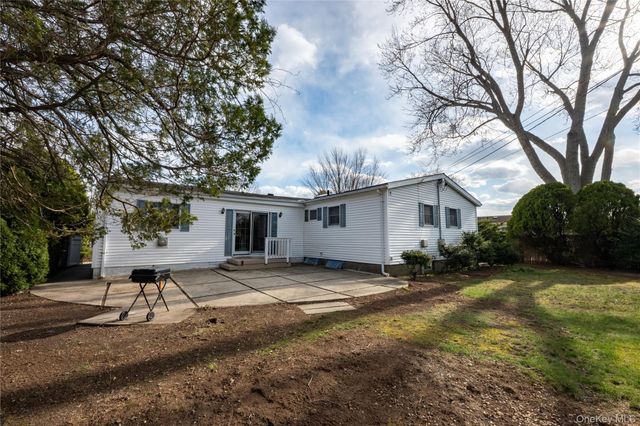 28 Dartmouth Drive, Smithtown, NY 11787