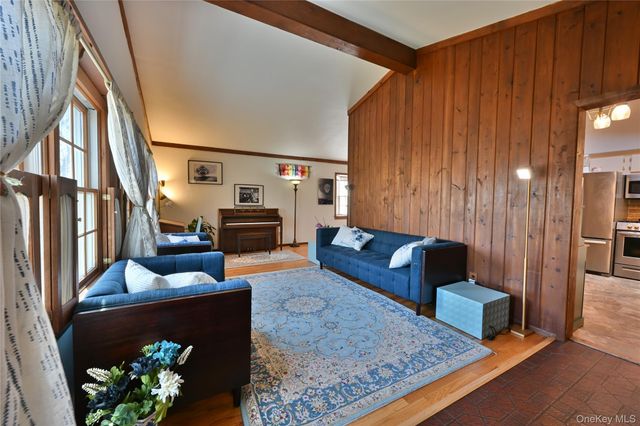 28 Dartmouth Drive, Smithtown, NY 11787