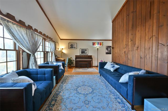 28 Dartmouth Drive, Smithtown, NY 11787