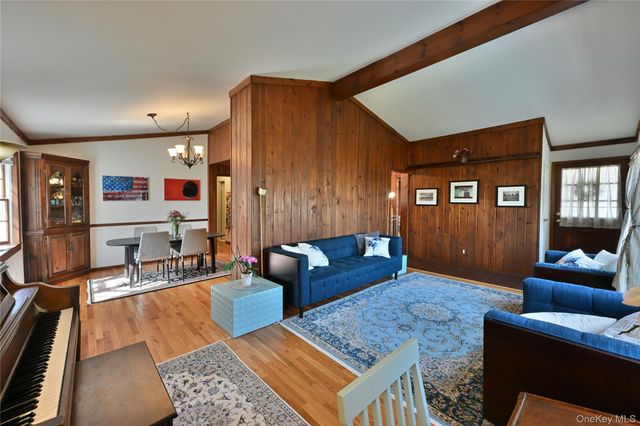 28 Dartmouth Drive, Smithtown, NY 11787