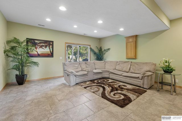 707 Tupelo Lane, Papillion, NE 68133