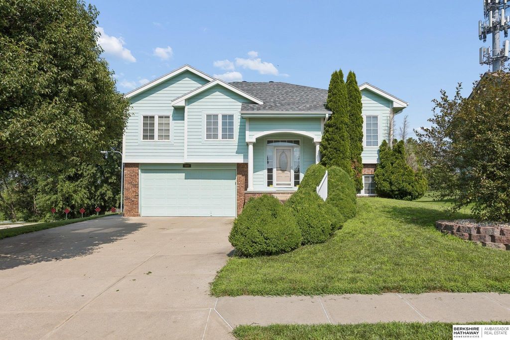 707 Tupelo Lane, Papillion, NE 68133