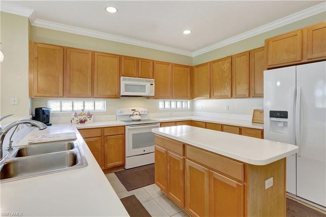 1892 Par DR, Naples, FL 34120