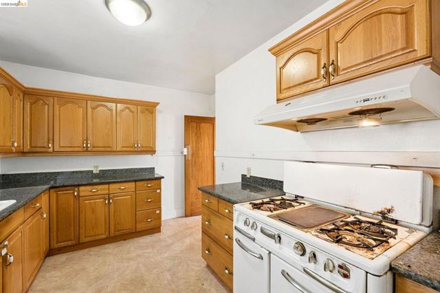 521 Zorah St, Oakland, CA 94606