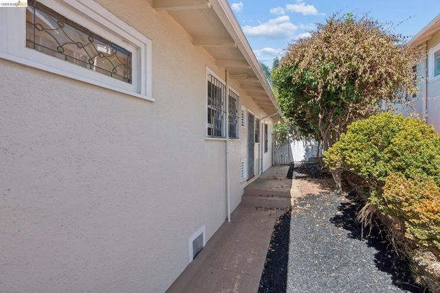 521 Zorah St, Oakland, CA 94606