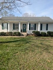 1021 Deerfield Dr, Chapmansboro, TN 37035