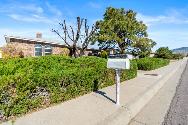 207 Wells Drive NE, Albuquerque, NM 87123