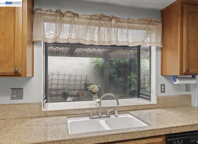 5894 Land View Dr, Stockton, CA 95219