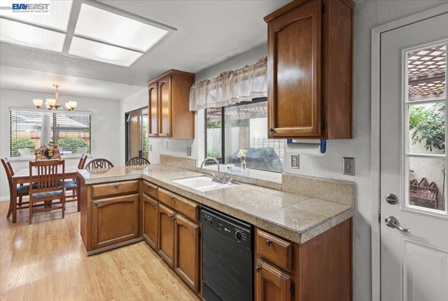 5894 Land View Dr, Stockton, CA 95219