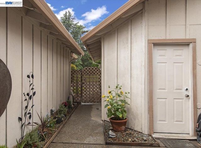 5894 Land View Dr, Stockton, CA 95219