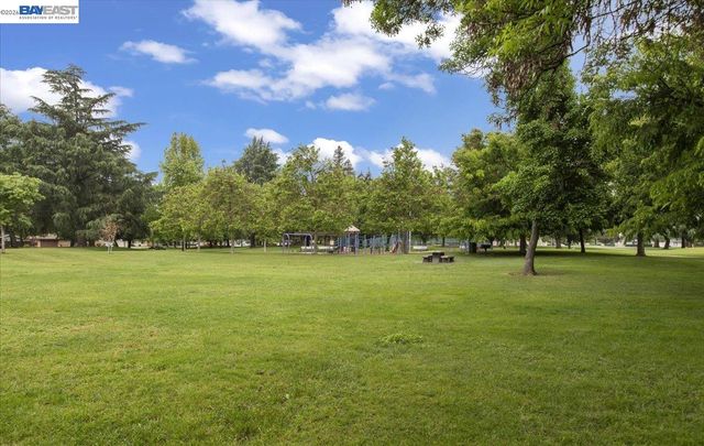 5894 Land View Dr, Stockton, CA 95219