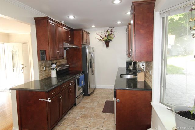 650 Warren Avenue, Thornwood, NY 10594