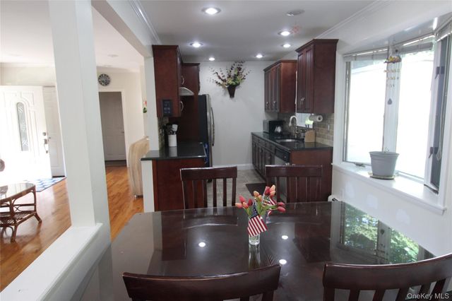 650 Warren Avenue, Thornwood, NY 10594