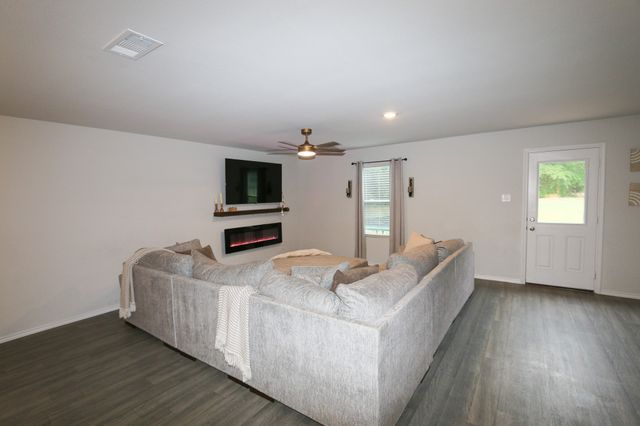 1206 River Oaks Lane, Chandler, TX 75758