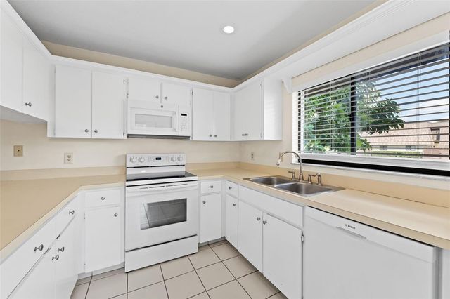 15233 W POND WOODS DRIVE 404, Tampa, FL 33618