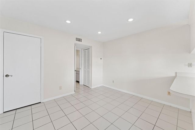 15233 W POND WOODS DRIVE 404, Tampa, FL 33618