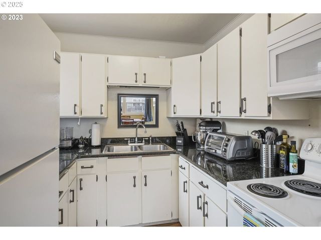 830 S 7TH St, Cottage Grove, OR 97424