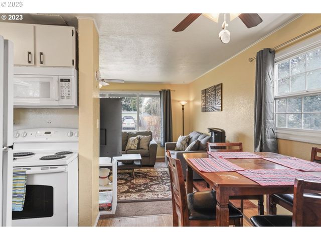 830 S 7TH St, Cottage Grove, OR 97424