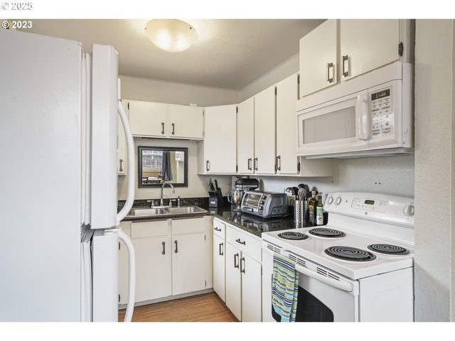 830 S 7TH St, Cottage Grove, OR 97424