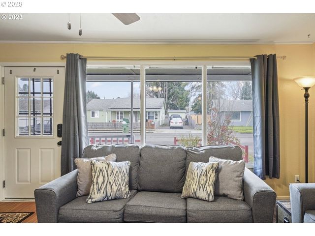 830 S 7TH St, Cottage Grove, OR 97424