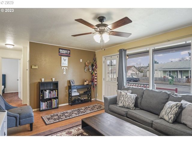 830 S 7TH St, Cottage Grove, OR 97424