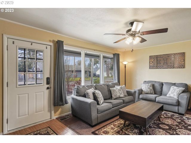 830 S 7TH St, Cottage Grove, OR 97424