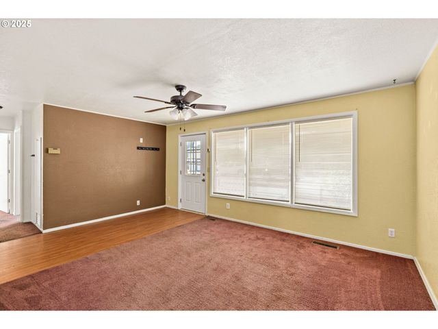 830 S 7TH St, Cottage Grove, OR 97424