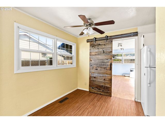 830 S 7TH St, Cottage Grove, OR 97424