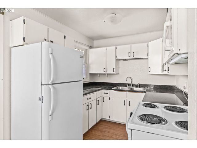 830 S 7TH St, Cottage Grove, OR 97424