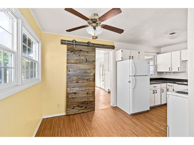 830 S 7TH St, Cottage Grove, OR 97424