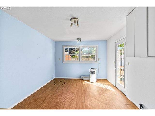 830 S 7TH St, Cottage Grove, OR 97424