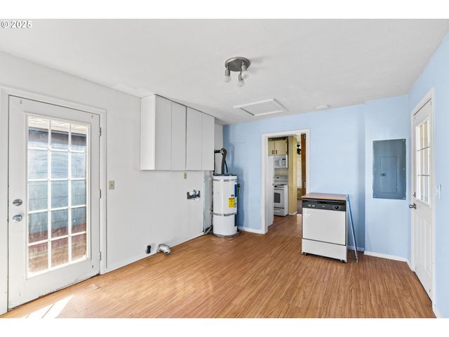 830 S 7TH St, Cottage Grove, OR 97424