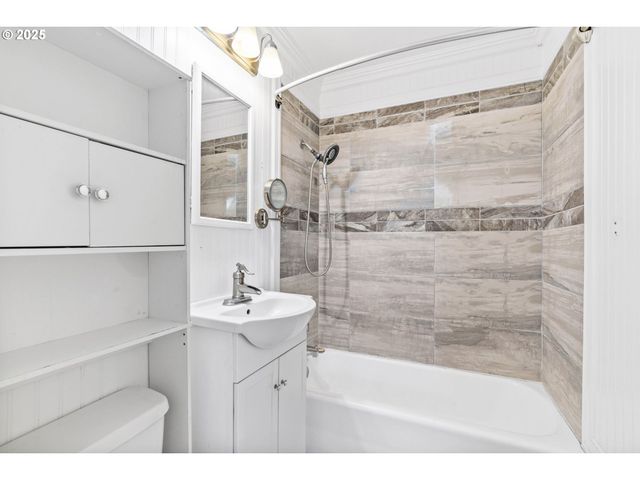 830 S 7TH St, Cottage Grove, OR 97424