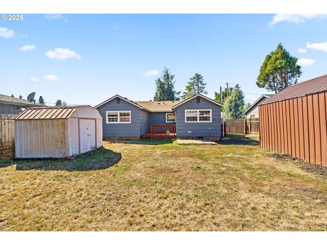 830 S 7TH St, Cottage Grove, OR 97424