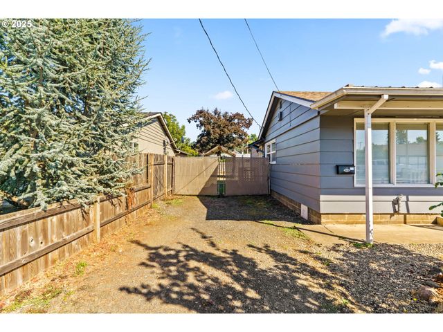 830 S 7TH St, Cottage Grove, OR 97424