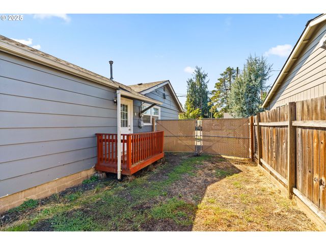 830 S 7TH St, Cottage Grove, OR 97424