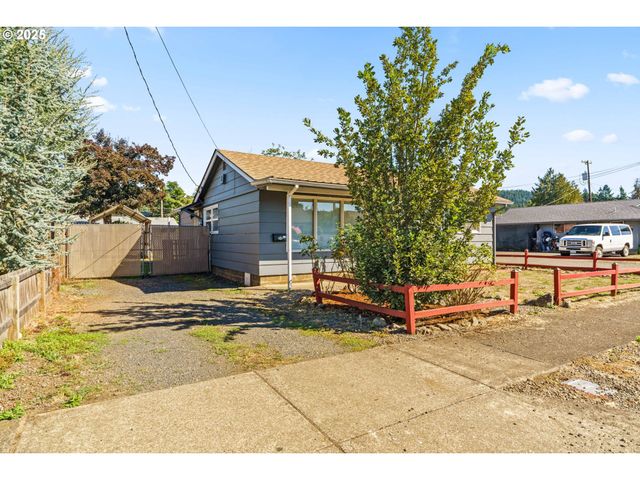 830 S 7TH St, Cottage Grove, OR 97424