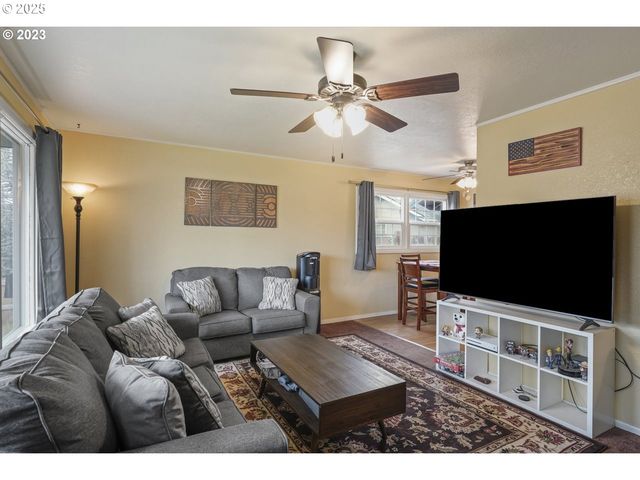 830 S 7TH St, Cottage Grove, OR 97424