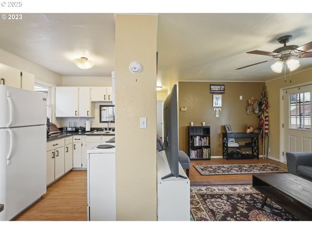 830 S 7TH St, Cottage Grove, OR 97424