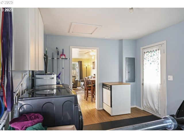 830 S 7TH St, Cottage Grove, OR 97424