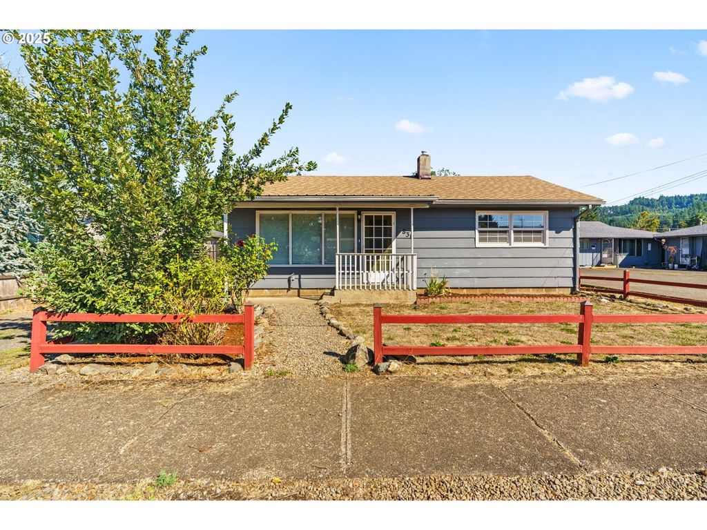 830 S 7TH St, Cottage Grove, OR 97424