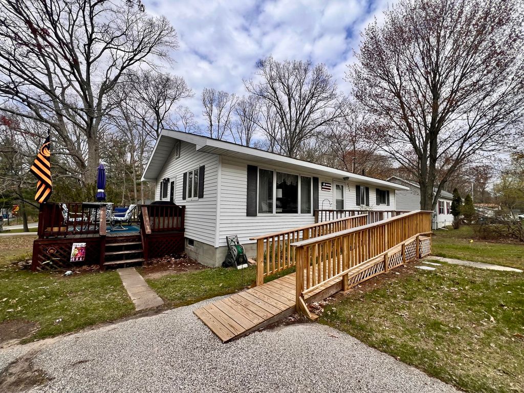6596 W Virnetta Drive, Ludington, MI 49431