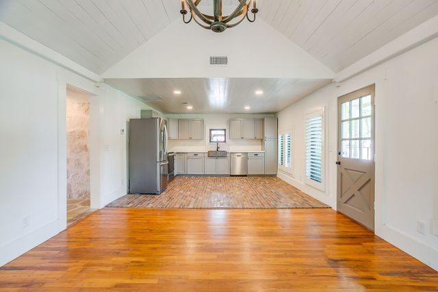 606 E Moore Street, Granbury, TX 76048