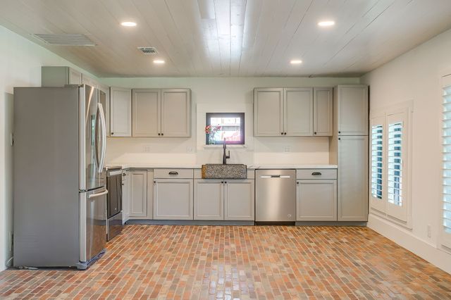 606 E Moore Street, Granbury, TX 76048