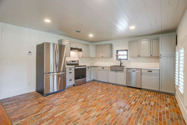 606 E Moore Street, Granbury, TX 76048