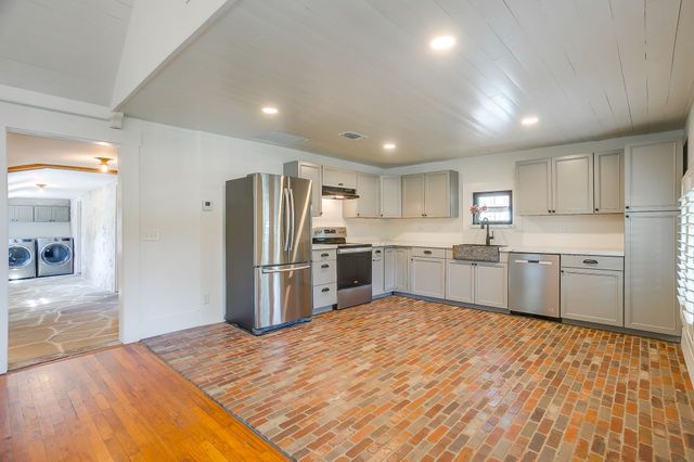 606 E Moore Street, Granbury, TX 76048