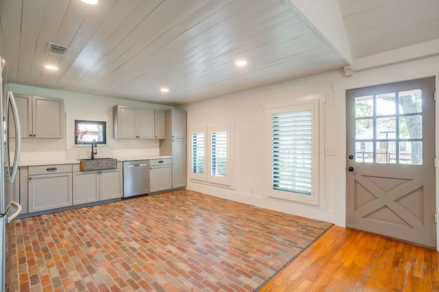606 E Moore Street, Granbury, TX 76048