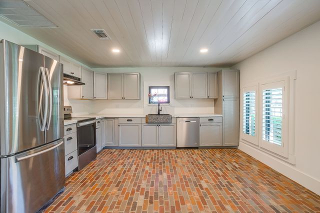 606 E Moore Street, Granbury, TX 76048
